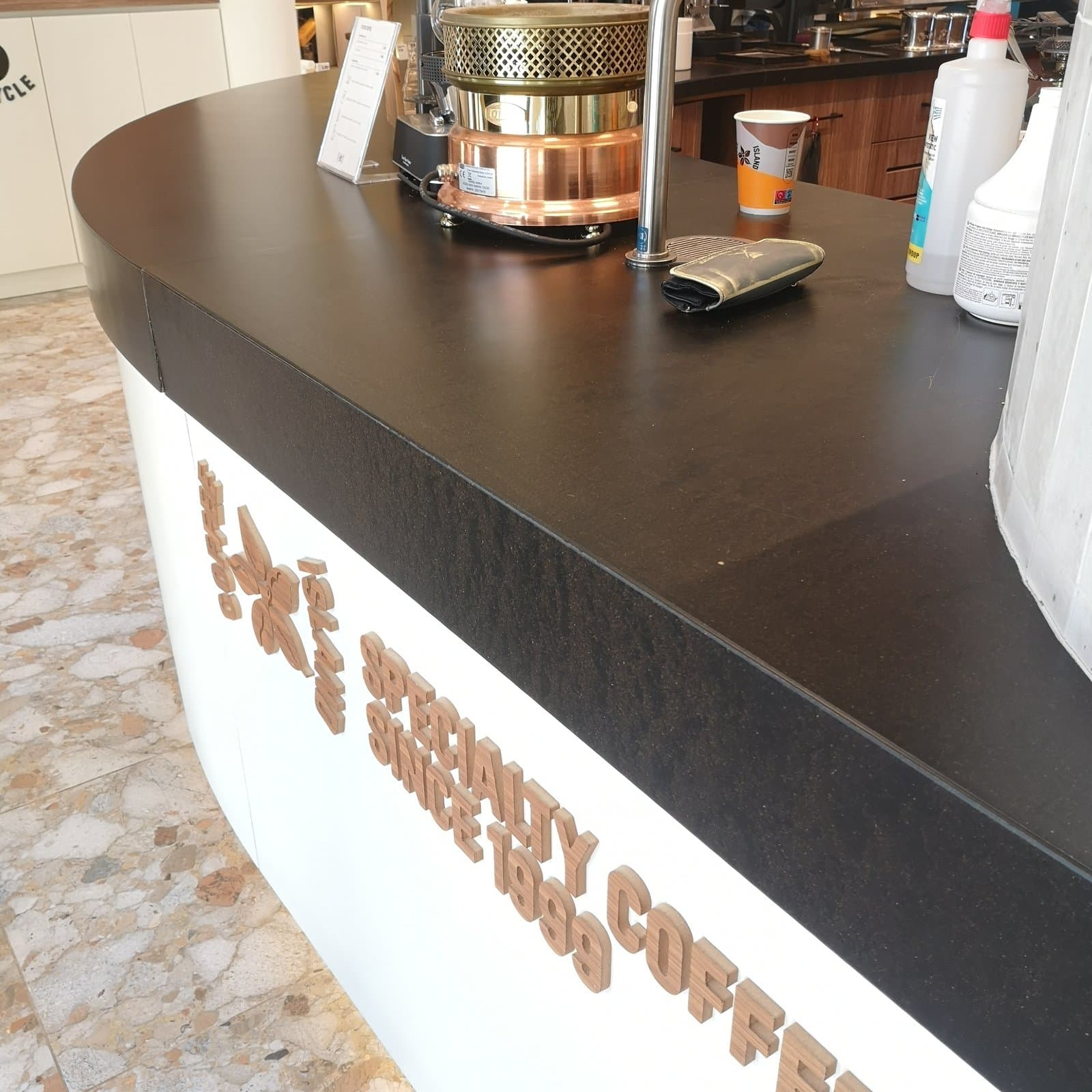 Coffee Island Brews & Bakes, πάγκος μπαρ από CoPHEE Board
