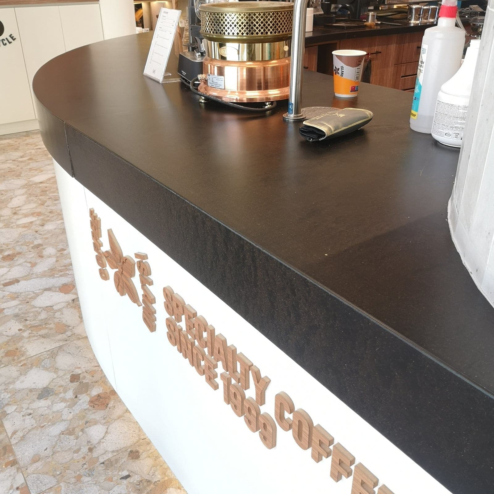 Coffee Island Brews & Bakes, πάγκος μπαρ από CoPHEE Board