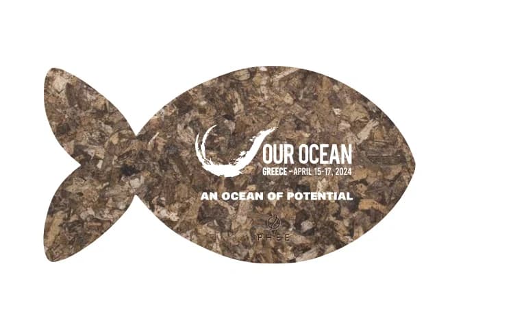 Πλάκα σε σχήμα ψαριού An Ocean of Potential από PHEE Board, μπροστινή όψη με το σήμα Our Ocean